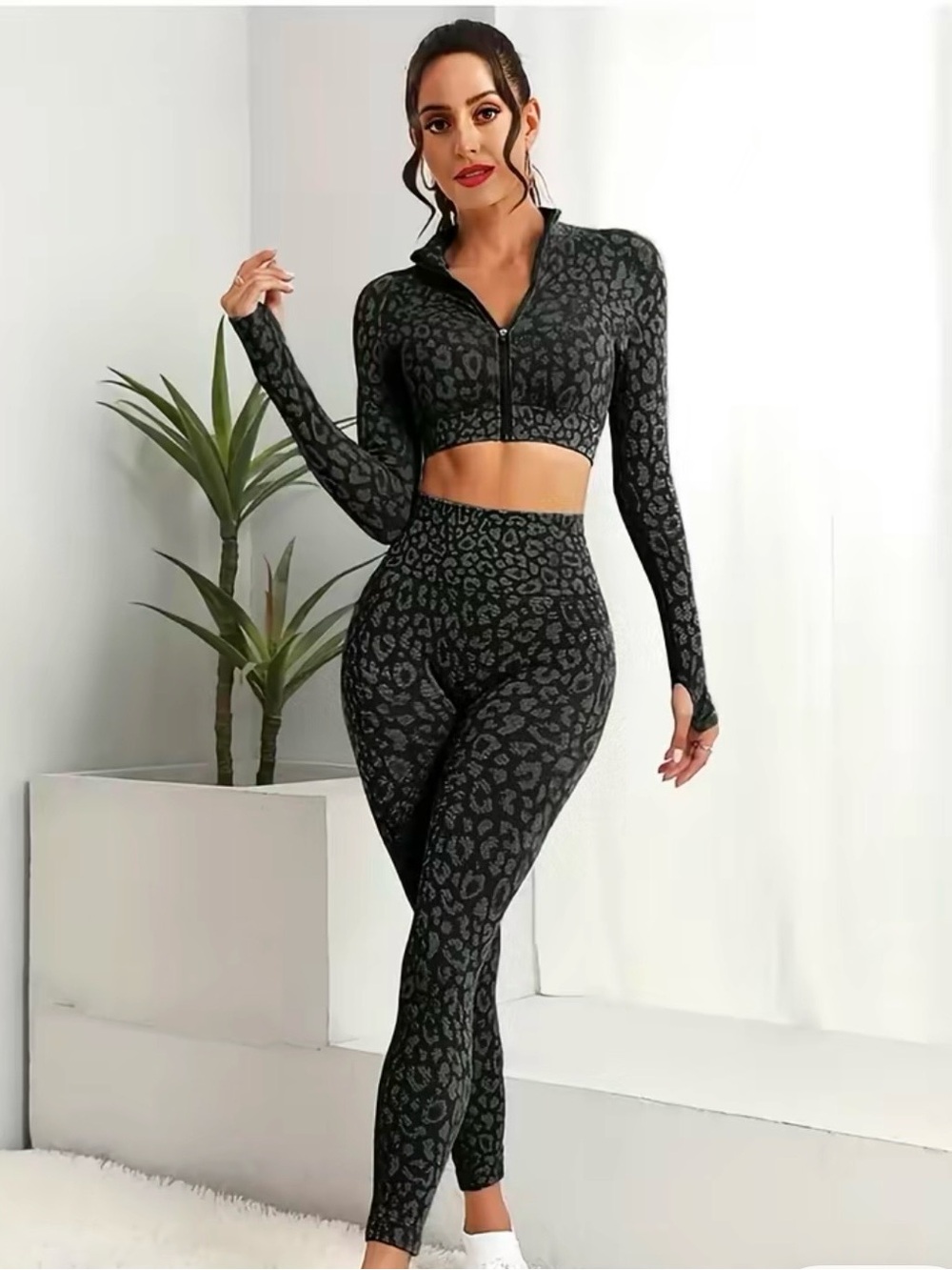 Leopard print sz M, 2 piece workout set